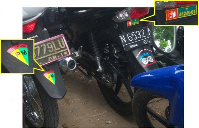Pakai stiker-stikeran biar aman dari tilang polisi [Image Source]