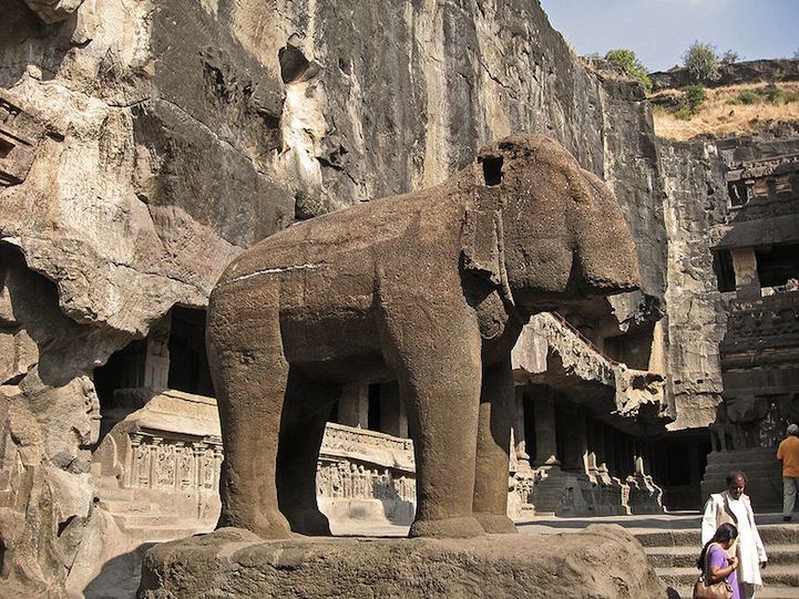 stupa gajah dalam candi