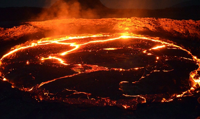 Sudah beberapa dekade sejak pertama ditemukan, lava Erta Ale tetap menggelegak hingga hari ini [Image Source]