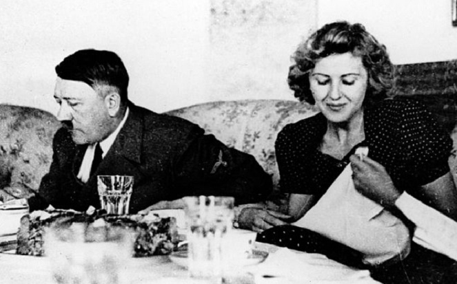 Jika Hitler mengakhiri hidupnya dengan menembak kepalanya, Braun memilih menenggak racun sianida [Image Source]