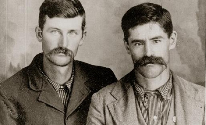 Frank Eaton (sebelah kanan) tumbuh dengan dendam membara gara-gara ayahnya dibunuh di depan matanya [Image Source]