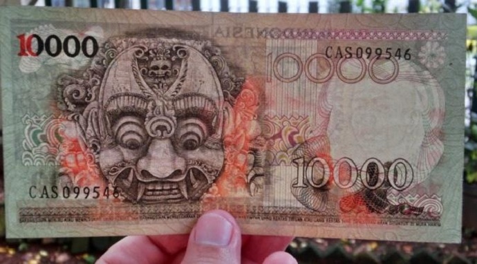 Gambar pecahan uang Rp 10 Ribu yang mirip genderuwo [image source]