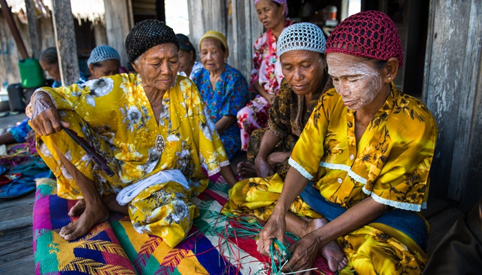Hampir semua orang di suku Sama Bajau bisa bahasa lokal tempat mereka singgah [image source]