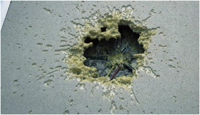 Ilustrasi asam yang membakar dinding [Image Source]