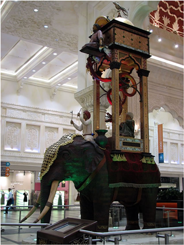 Jam Gajah di pusat perbelanjaan Dubai [Image Source]