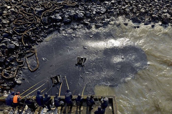 Limbah ledakan pipa minyak di China [image source]