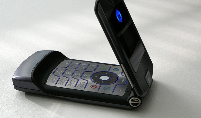 V3 jadi handphone flip paling oke di zamannya [Image Source]