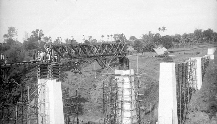 Pembangunan rel kereta api zaman belanda [image source]