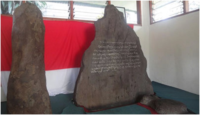 Prasasti Batu Tulis berisi catatan pemerintahan Prabu Siliwangi [Image Source]