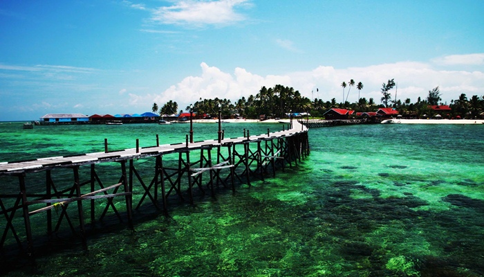 Pulau Kakaban salah satu wisata unggulan Indonesia [image source]