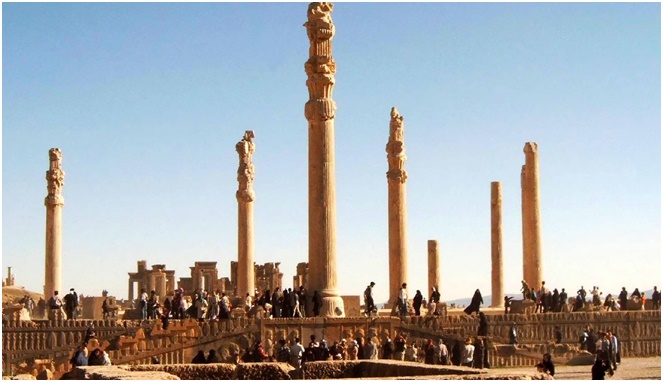 Reruntuhan Persepolis, ibu kota kerajaan Persia [Image Source]