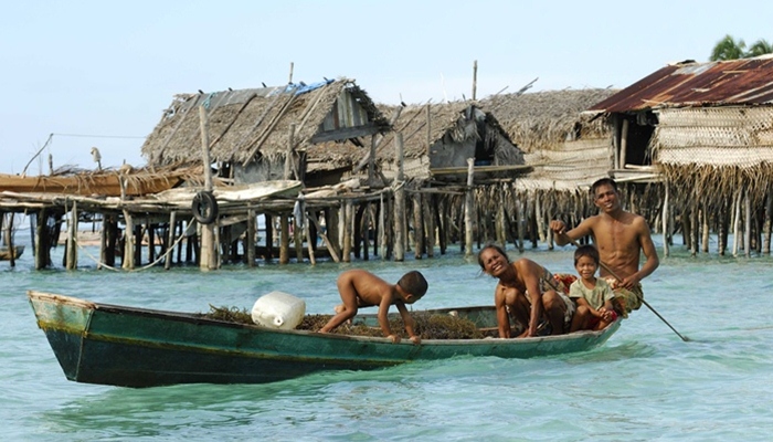 Sama-Bajau dan keluarga sedang berlayar [image source]