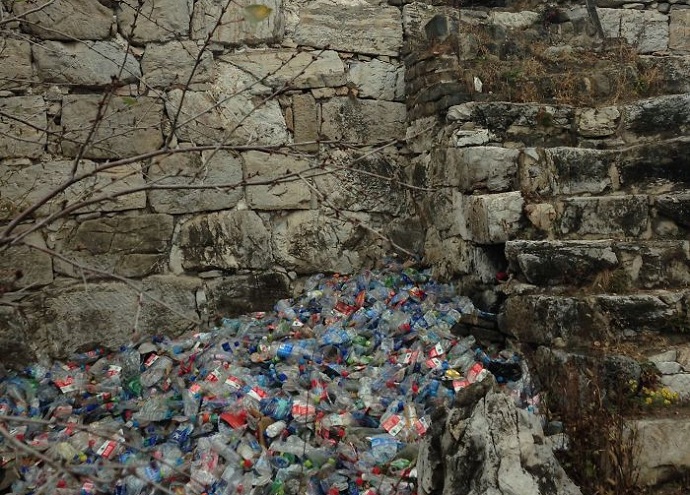 Sampah yang menggila di balik megahnya Tembok Besar China [image source]