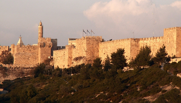 Tembok besar yang mengelilingi kota tua Jerusalem [image source]