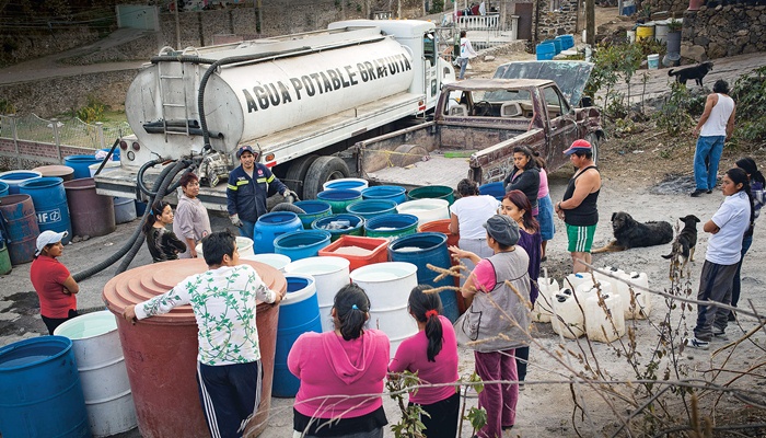 Warga Meksiko antre air bersih nyaris setiap hari [image source]