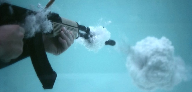 Di dalam air pun AK 47 bisa berfungsi dengan sempurna [Image Source]