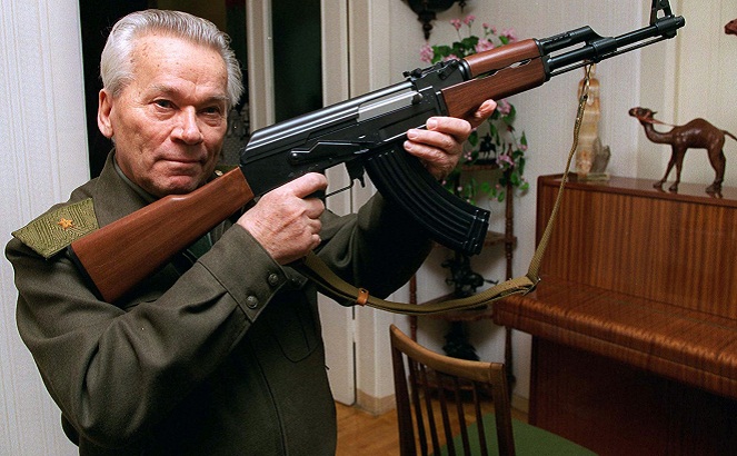 Sejak awal Mikhail Kalashnikov memang bertujuan membuat senjata ini lebih mudah dipakai [Image Source]