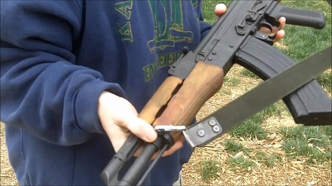 Harga sebuah M16 bisa ditukar dengan 3-4 AK 47 [Image Source]