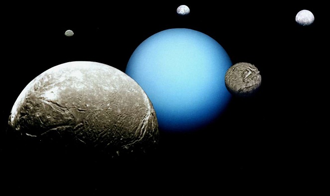 Uranus punya banyak sekali bulan, ada 27 buah mengelilinginya [Image Source]