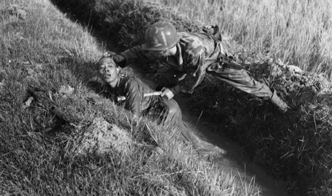 Seorang pejuang berhasil ditangkap tentara Belanda [Image Source]