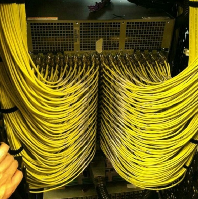 Harusnya semua server kabelnya ditata seperti ini [Image Source]