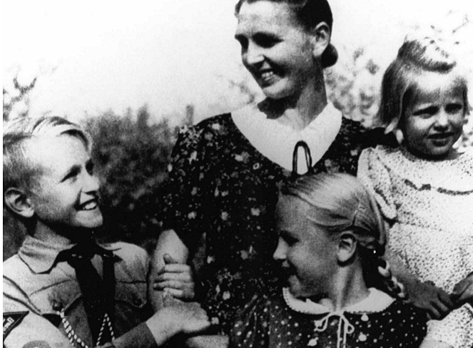 Hitler menjamin tiap keluarga sejahtera dan menekankan pentingnya peranan ibu [Image Source]