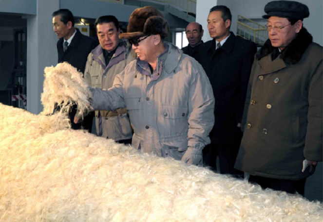 Kim Jong Il saat mengunjungi pabrik vinalon buatan Ri Sung-gi [Image Source]
