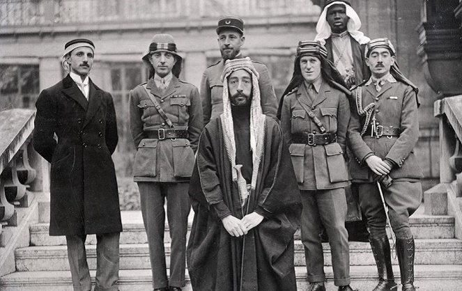 Lawrence saat bersama orang-orang penting Timur Tengah [Image Source]