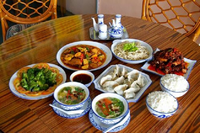 Cari makanan halal di china sama susahnya seperti menaklukkan gadis-gadisnya [Image Source]