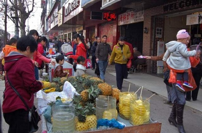 Tak selamanya barang-barang China lebih murah, nanas ini buktinya [Image Source]