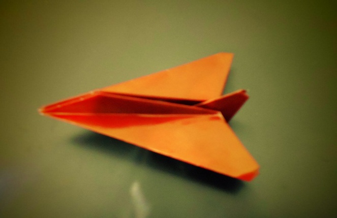 Sayangnya, pesawat ini nggak bisa terbang kayak pesawat kertas lainnya [Image Source]