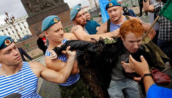 propaganda kaum sesama jenis yang terjadi di Rusia [image source]