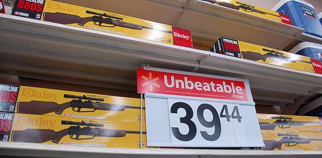Senapan-senapan bisa dibeli di supermarket [Image Source]