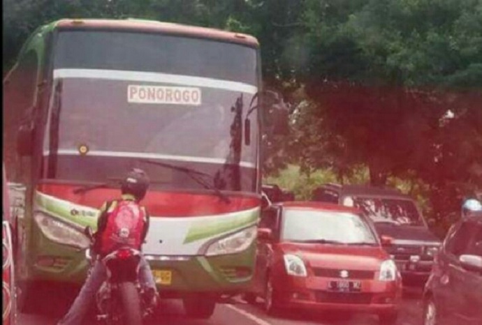 Bus yang kontraflow vs motor di Kertosono [image source]