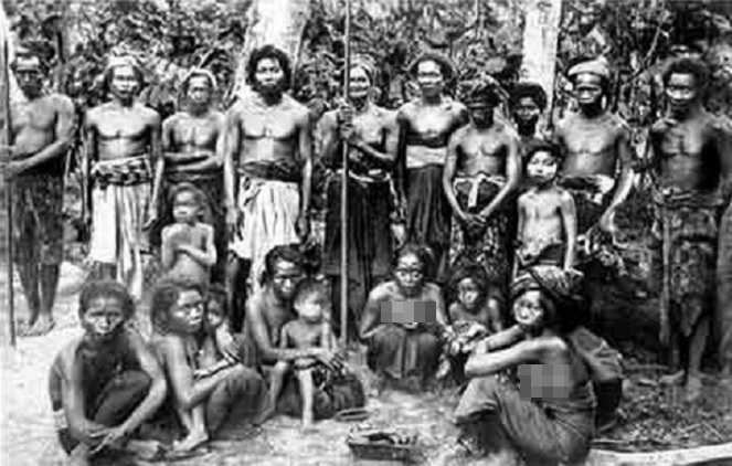 Foto masyarakat suku Sasak yang diambil tahun 1911 [image source]