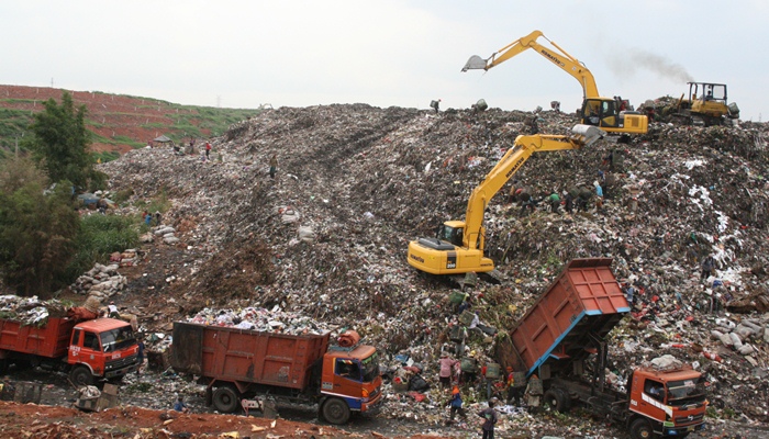 Gunungan sampah di tempat pembuangan akhir [image source]