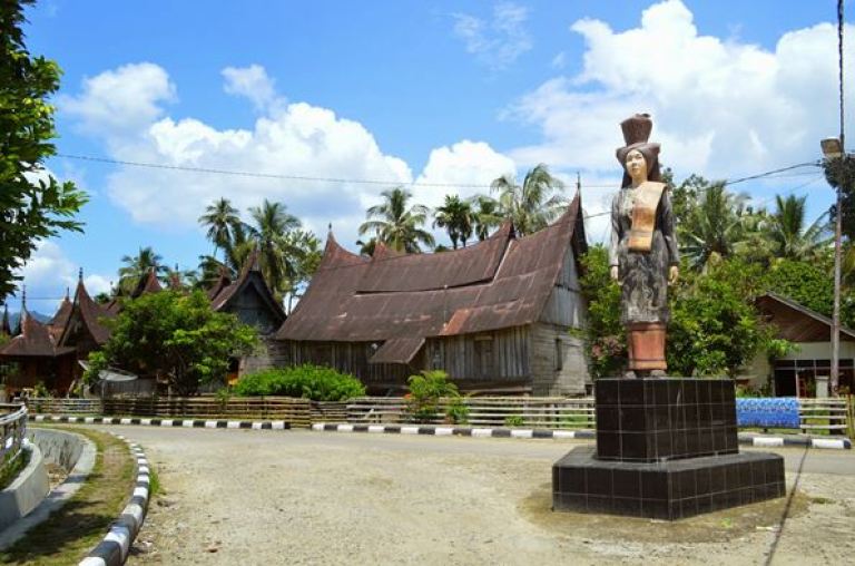 Kampung-Tradisi-Matrilinial-Sinjung-Sumatera-Barat-