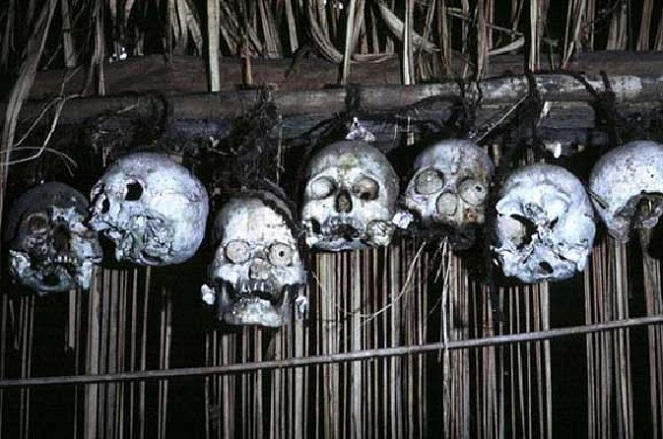 Kepala manusia di rumah suku Naulu [image source]