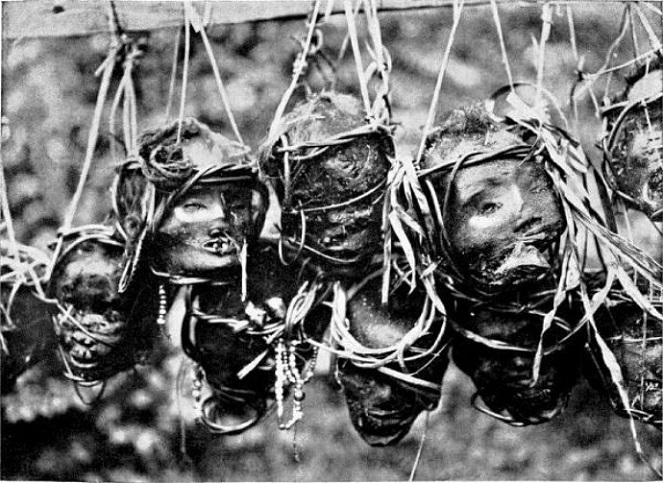 Kepala para korban tradisi penggal kepala di Naulu [image source]