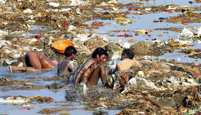 Mandi di Sungai Gangga yang sangat kotor [image source]