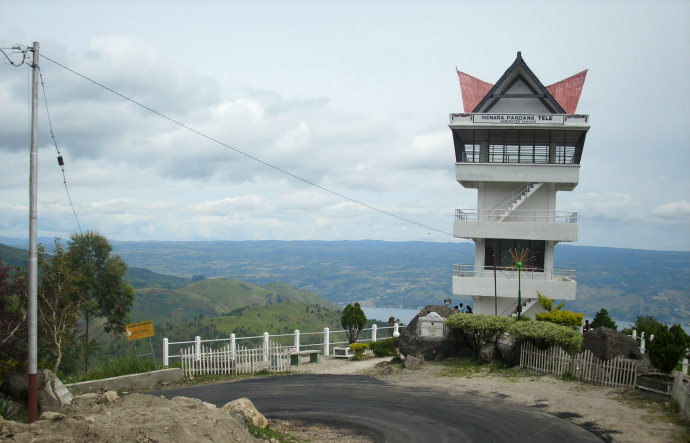Menara Pandang Tele. Cara lain menikmati keindahan Danau Toba [image source]