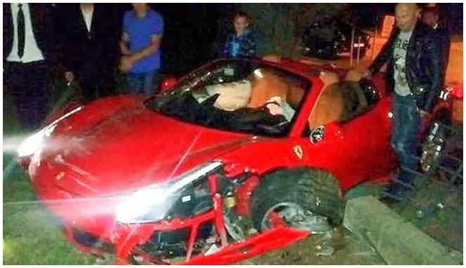Mobil Ferrari yang hancur [Image Source]