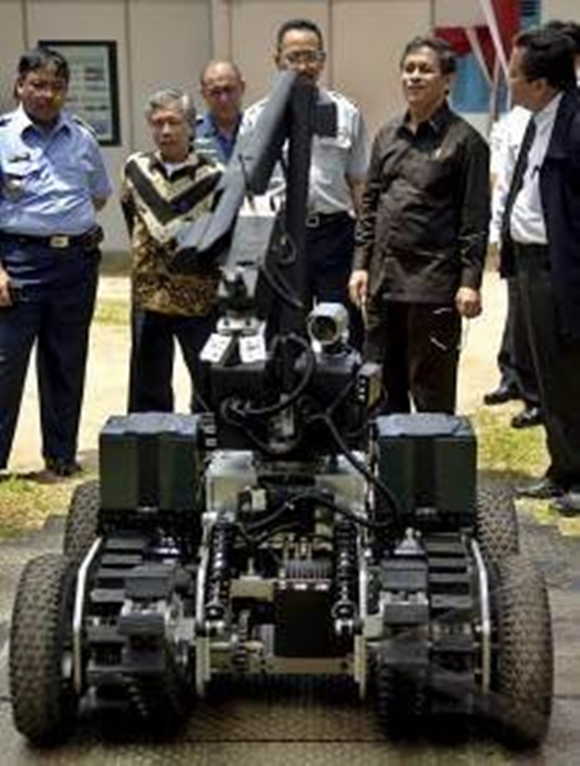 MoroLipi robot penjinak bom buatan LIPI [image source]