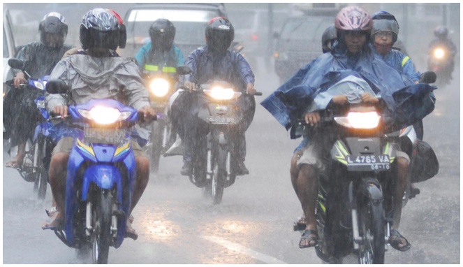 Naik motor saat hujan [Image Source]