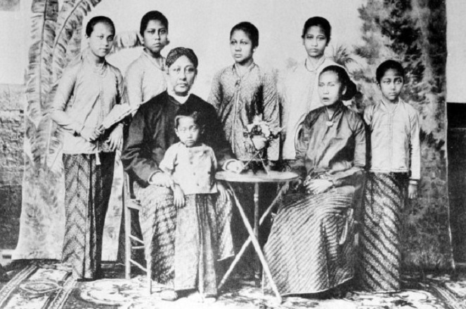 Foto keluarga Kartini, salah satu keluarga Jawa [image source]