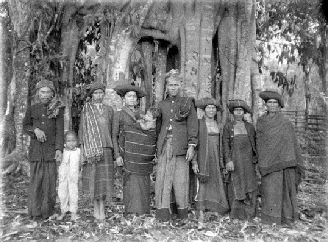 Pakaian orang-orang suku Batak Karo zaman dulu [image source]