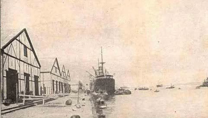 Pelabuhan di Surabaya [image source]