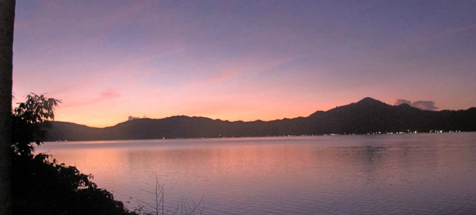 Pemandangan Danau Siombak saat matahari tenggelam [image source]