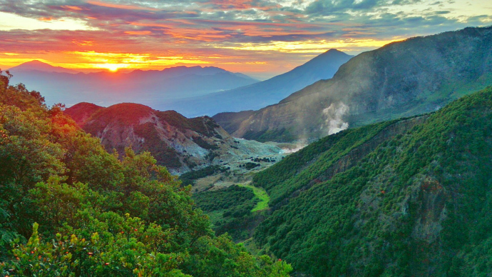 Pemandangan keren dari Gunung Papandayan [image source]