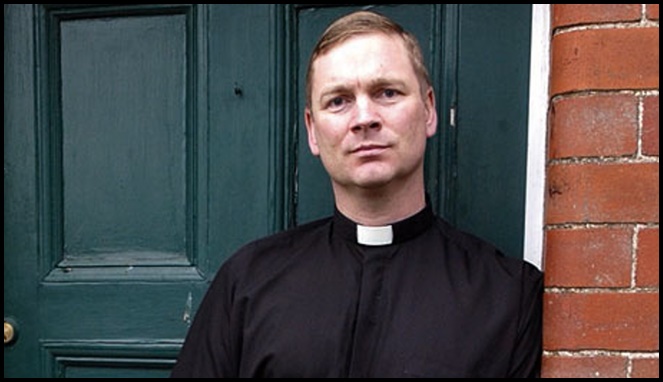 Pendeta Mark Sharpe [Image Source]
